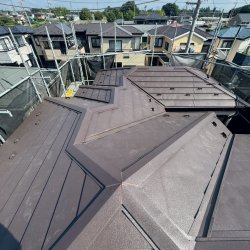 熊谷市　大麻生　屋根重ね葺き　屋根カバー工事　ニチハ横暖ルーフαS  ブラウン