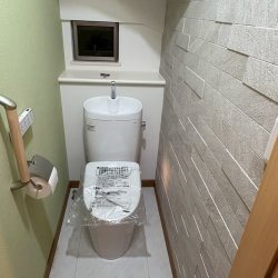 熊谷市  トイレ交換工事   クロス張り替え工事